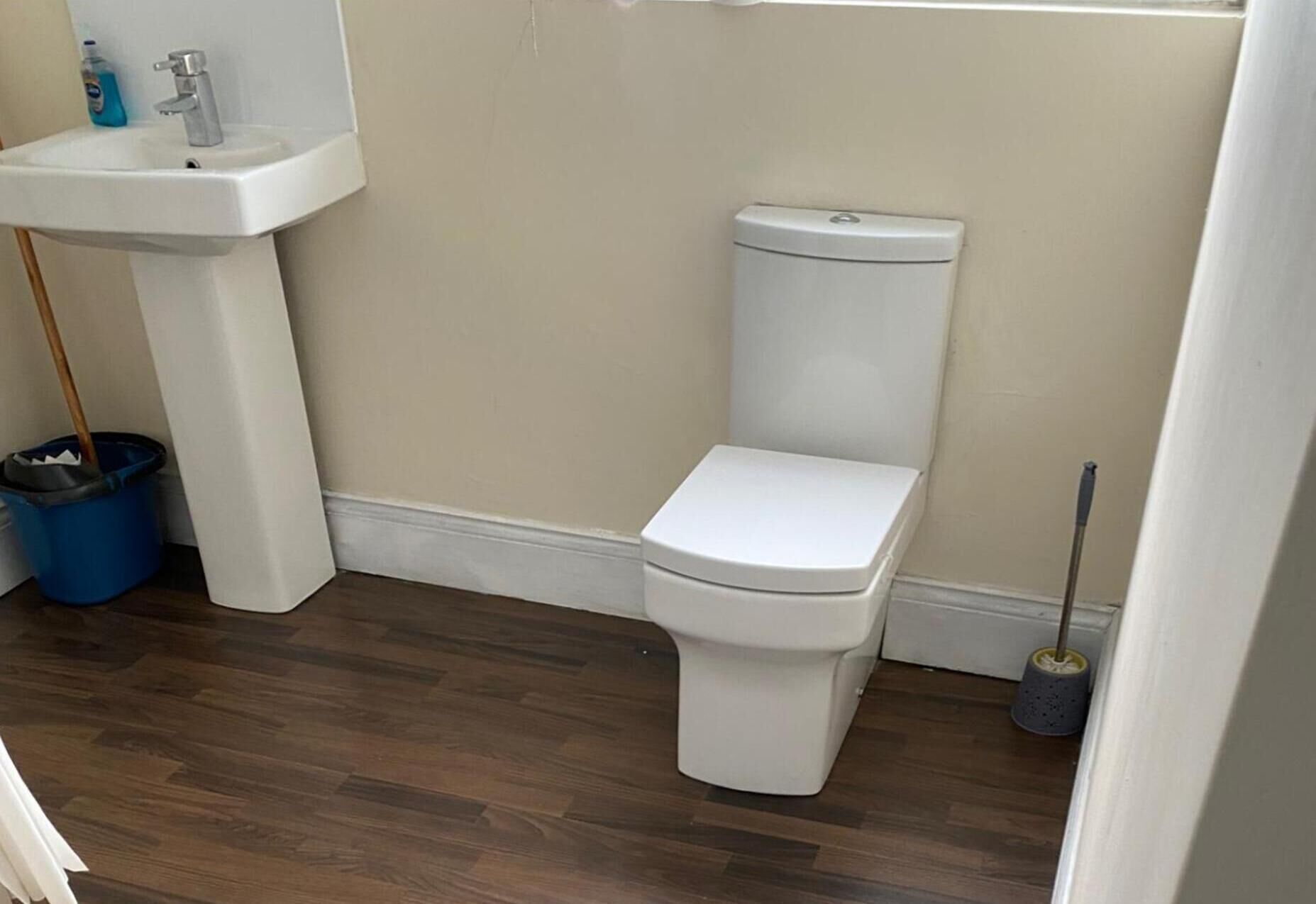 Separate bathtub and shower, deep-soaking bathtub