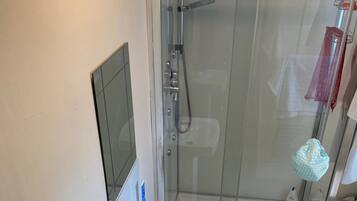 Bathtub dan shower terpisah dan bathtub besar