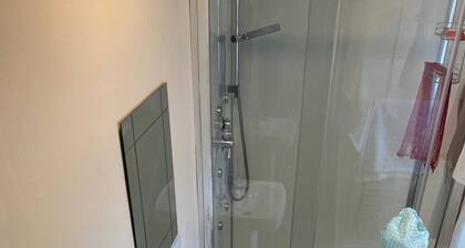 6 Bed - 5 Bath - Sleeps 6 - Free Parking