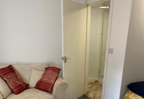 6 Bed - 5 Bath - Sleeps 6 - Free Parking