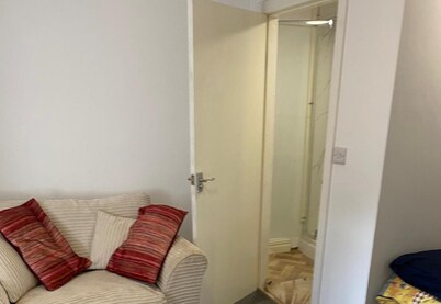 3 Bedrooms - 6 Bath- Sleeps 6 - Free Parking