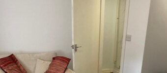 3 Bedrooms - 6 Bath- Sleeps 6 - Free Parking