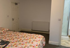 6 bedrooms, iron/ironing board, free WiFi, bed sheets