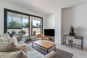 TV - Apartment 'Jardines De Las Lagunas' with Shared Pool, Wi-Fi and Air Conditioning (Las Lagunas)