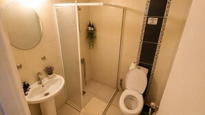Habitación Confort, balcón, vista a la ciudad | Baño | Regadera, amenidades de baño gratuitas, secadora de cabello, pantuflas 