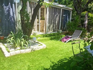 Terrace/patio - House in Provence-Occitania with green garden. Pets allowed. (Villeneuve-lès-Avignon)