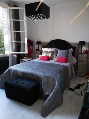 Room - House in Provence-Occitania with green garden. Pets allowed. (Villeneuve-lès-Avignon)