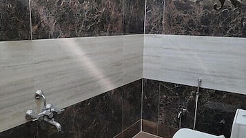 Superior-Zimmer, 1 King-Bett | Badezimmer | Dusche, Handtücher, Seife