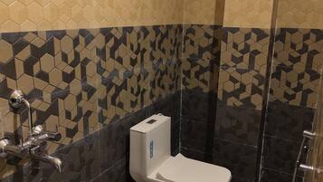 Habitación económica | Baño | Regadera, toallas, jabón