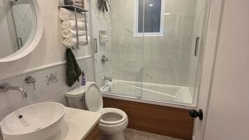 Chuveiro, secador de cabelo, toalhas de banho, sabonete
