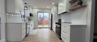 Seaway Valley Retreat
Spacious 5-bedroom home that sleeps up to 10 guests.