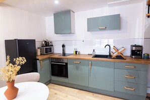 Private kitchen - Cozy duplex in the center of Niort, pedestrian street. Pets welcome! (Niort)
