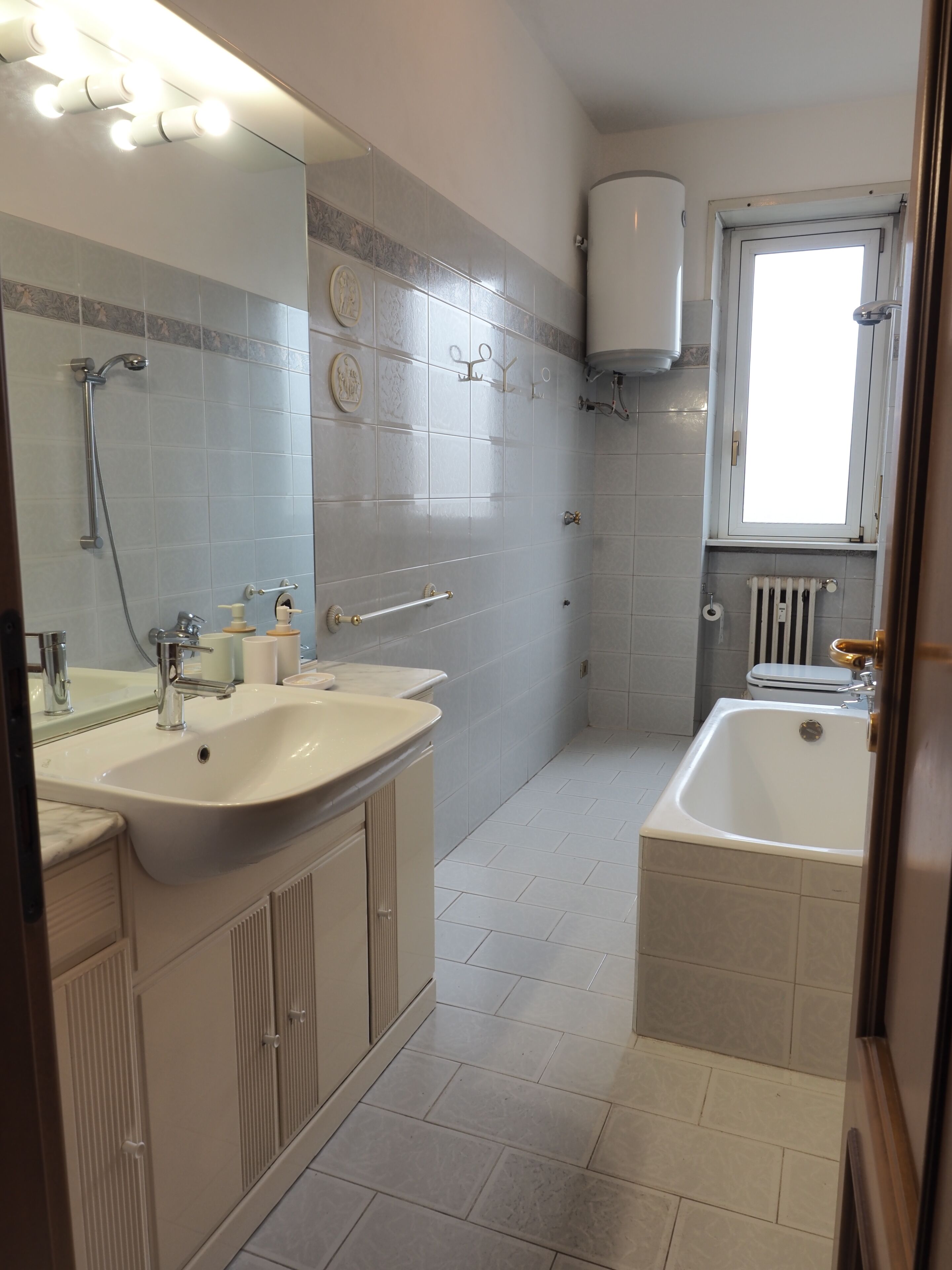 Haartrockner, Bidet, Handtücher, Seife