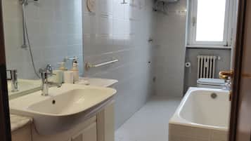 Haartrockner, Bidet, Handtücher, Seife