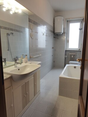 Haartrockner, Bidet, Handtücher, Seife
