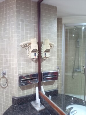 Towels, soap, shampoo, toilet paper - Ledger Plaza Bahari Beach Hotel (Dar es Salaam)