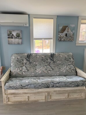 Living area - Welcoming 1-bedroom in charming Annisquam section of Gloucesterwith beach pass (Gloucester)