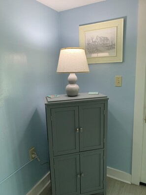 Interior - Welcoming 1-bedroom in charming Annisquam section of Gloucesterwith beach pass (Gloucester)