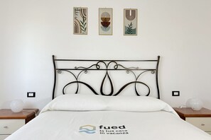 Room - C019 – Camerano, spacious two-bedroom apartment with wi-fi (Camerano)