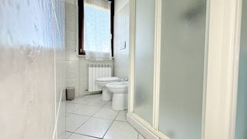 Een douche, een bidet, handdoeken