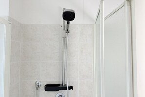 Shower, bidet, towels - C019 – Camerano, spacious two-bedroom apartment with wi-fi (Camerano)