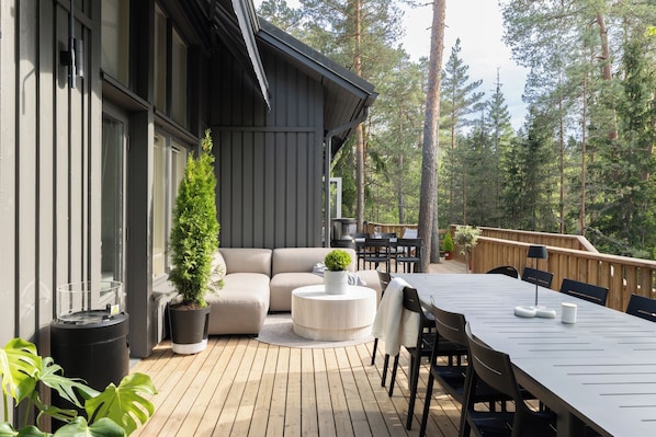 Outdoor dining - Room-cozy City Cottage With Sauna, hot t (Espoo)