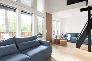 Room, 4 Bedrooms, Smoking | Living room