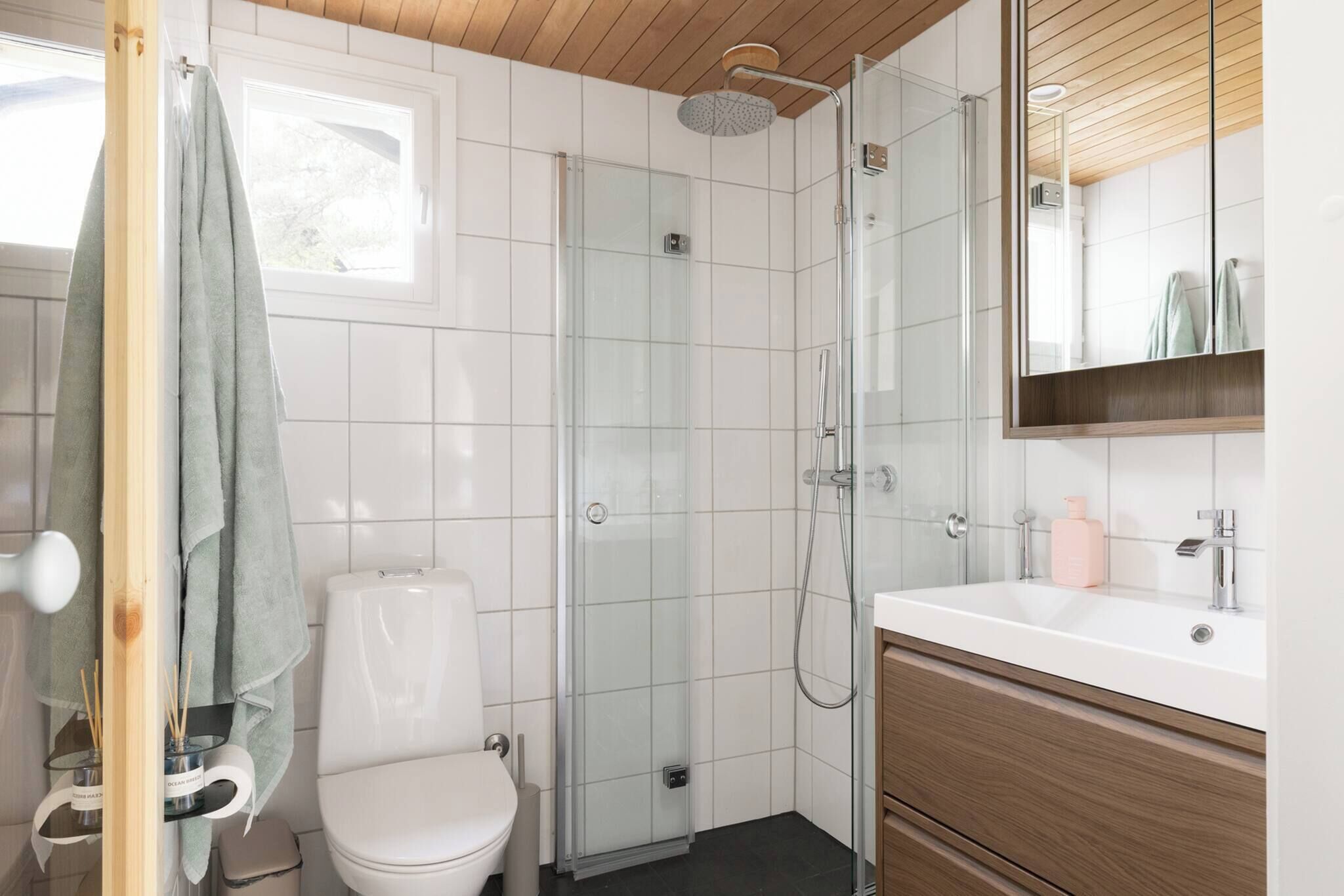 Room, 4 Bedrooms, Smoking | Bathroom