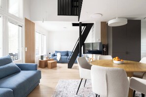 Room, 4 Bedrooms, Smoking | Living room