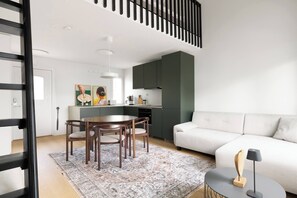 Room, 4 Bedrooms, Smoking | Living room