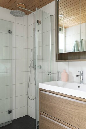 Room, 4 Bedrooms, Smoking | Bathroom