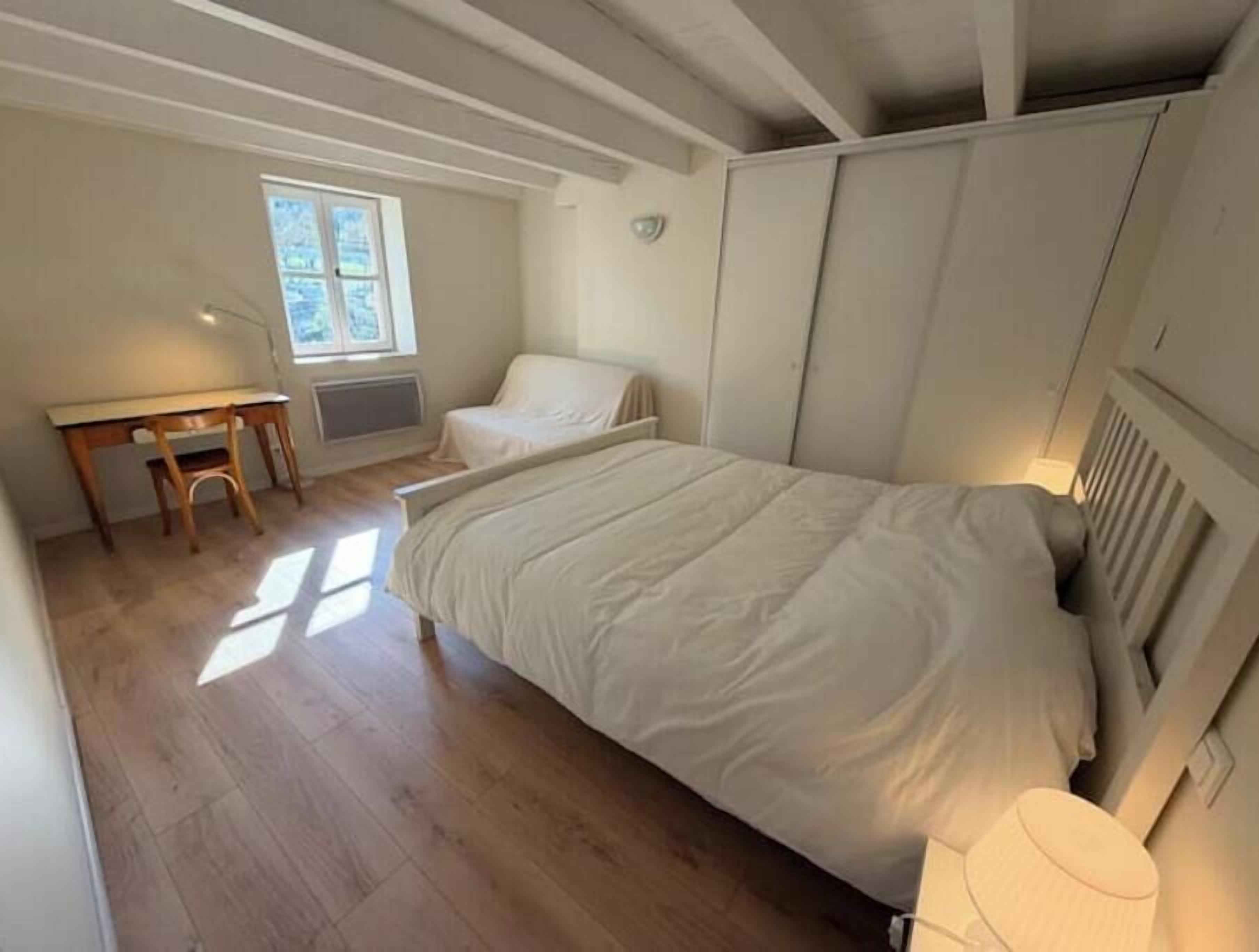 3 chambres, fer et planche à repasser, Wi-Fi, draps fournis