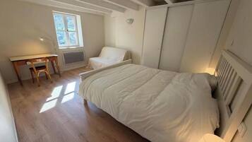 3 chambres, fer et planche à repasser, Wi-Fi, draps fournis