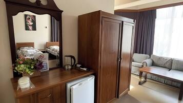 Triple Room, Non Smoking, Private Bathroom | Interior
