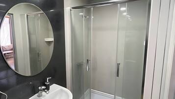 Triple Room, Non Smoking, Private Bathroom | Bathroom