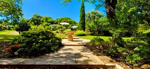 A garden pathway leading to a fountain with steps, surrounded by lush greenery and trees. - SUPERB MEDITERRANEAN VILLA 12 Pers SEA VIEW & ST TROPEZ, close to BEACHES & GOLF (Grimaud)