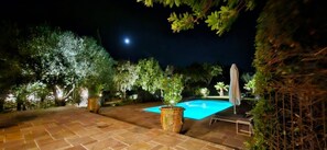 A swimming pool with a tiled deck, surrounded by trees and a fence. - SUPERB MEDITERRANEAN VILLA 12 Pers SEA VIEW & ST TROPEZ, close to BEACHES & GOLF (Grimaud)