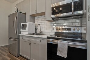Fridge, microwave, oven, stovetop - Downtown Lehighton Just a 5 min drive to Jim Thorpe! (Lehighton)