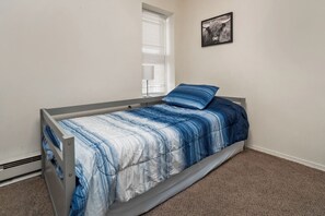 2 bedrooms, free WiFi, bed sheets - Downtown Lehighton Just a 5 min drive to Jim Thorpe! (Lehighton)