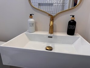 Dusch, hårtork, handdukar och tvål