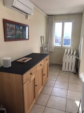 Interior - LARGE APARTMENT near historic center, shops and train station (Embrun)
