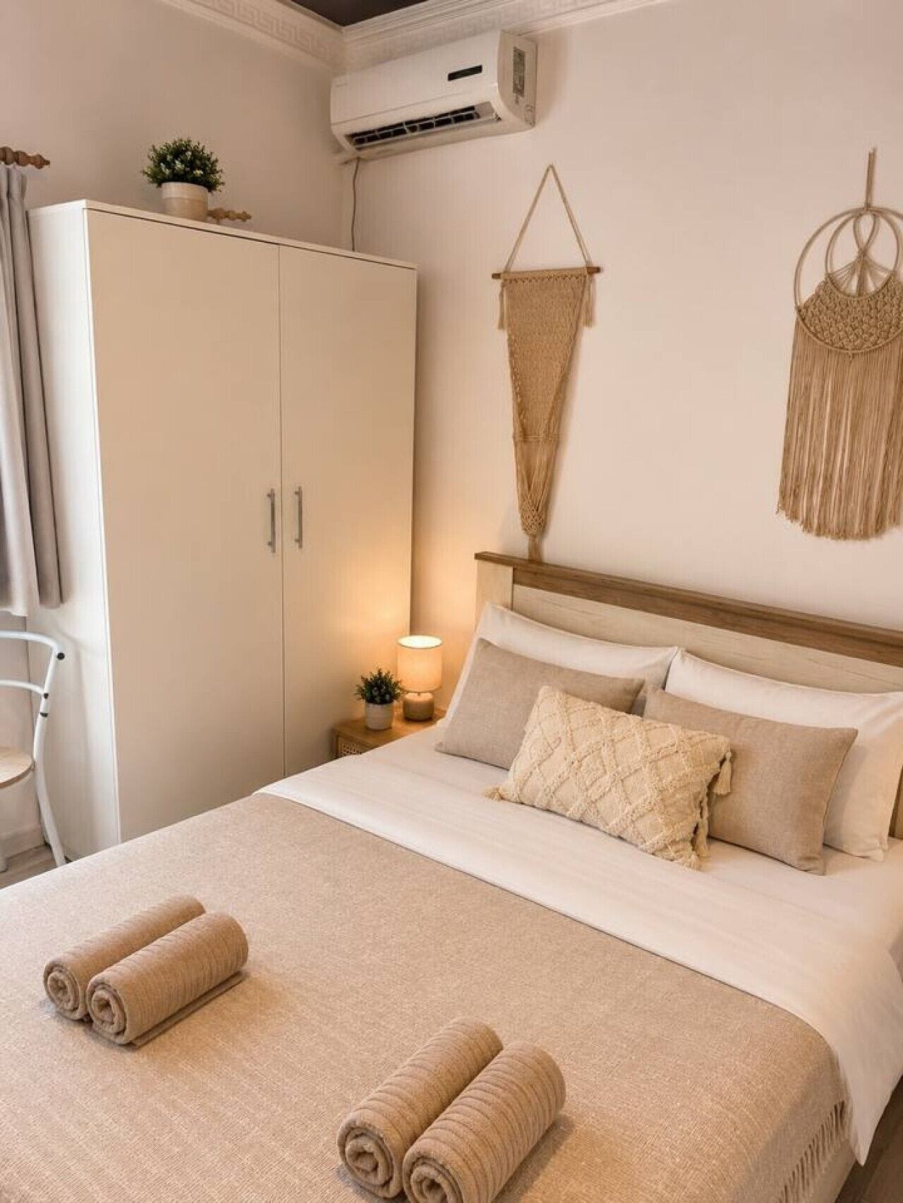 Iron/ironing board, WiFi, bed sheets