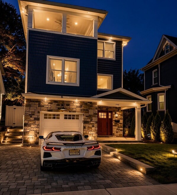 Exterior - Luxury 3BR Home Sleeps 8 Hot Tub Concierge Easy NYC Commute (Carlstadt)