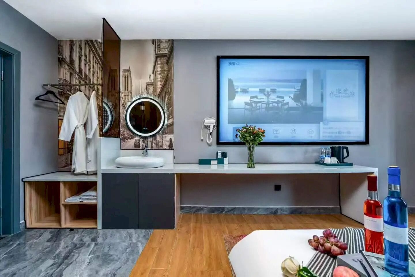 Caja de seguridad en la habitación y espacio para trabajar con laptop 