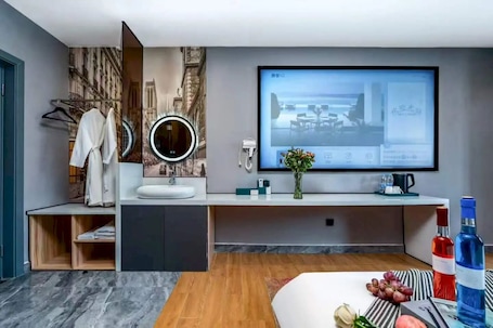 Superior Double Room | In-room safe, laptop workspace, free WiFi. Boni Hotel Guangzhou Ximenkou Station