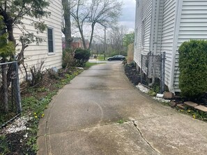 Property grounds - Welcome to The Lemonade Stand--Charming 4 bedroom home located in Woodland. (Mansfield)