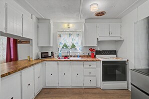 Coffee/tea maker, fridge, microwave, oven - Quiet 2BR Retreat, Sleeps 4, Near Beaches & Nature (Maple Hill)