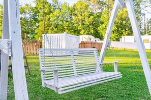 Property grounds - Quiet 2BR Retreat, Sleeps 4, Near Beaches & Nature (Maple Hill)