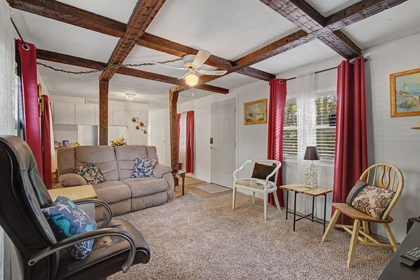 TV, offices - Quiet 2BR Retreat, Sleeps 4, Near Beaches & Nature (Maple Hill)