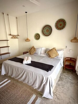 Habitación doble, patio, vistas al jardín | Caja fuerte, escritorio, cortinas opacas y tabla de planchar con plancha